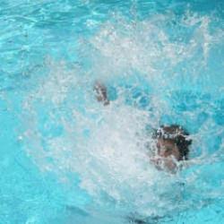 Havuza giren &ccedil;ocuk boğularak can verdi