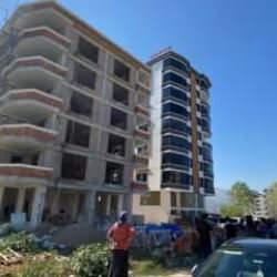 Sıva yaparken altındaki kalas kırıldı, asansör boşluğuna düşüp öldü