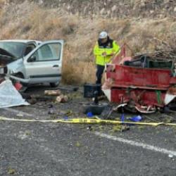 Tarım aracı ile otomobil &ccedil;arpıştı: 1 &ouml;l&uuml;, 4 yaralı