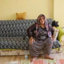 Yıkılacak binada bir başına yaşayan Dudu teyzeye yardım eli uzatıldı 