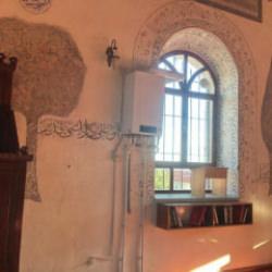 139 yıllık camide şaşırtan manzara: Kıble duvarına yerleştirdiler!