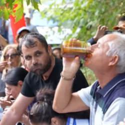2 dakikada 1 kilogram bal yedi, izleyenler şoke oldu