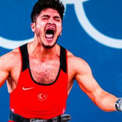 65 kiloluk milli sporcu tam 140 kilo kaldırdı: Dünya Şampiyonu oldu