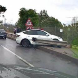 Akılalmaz kaza: Kontrolden çıkan lüks araç bariyere saplandı!