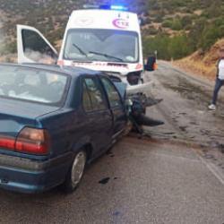 Ambulans ile otomobil kafa kafaya &ccedil;arpıştı: 4 yaralı