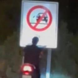 Antalya’da ilginç kaza: Motosiklet sürücüsü ‘çöp atma’ levhasına çarptı