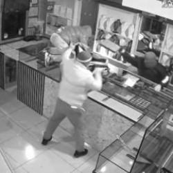 Bahçelievler'de soygun: 1 dakikada 3 kilo altını çaldılar!