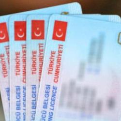 Bakan, 's&uuml;re uzatılmayacak' diyerek uyardı: 'Eski tip ehliyetler i&ccedil;in son tarih 31 Ekim'