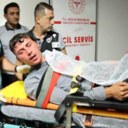 Husumetli iki genç birbirini bıçakladı! Yarasını unutup muhabirlere küfretti