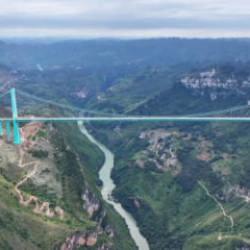 Çin’de inşa edilen dünyanın en yüksek köprüsü trafiğe açıldı