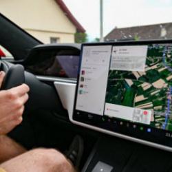 Dokunmatik araba ekranlarına son: Sürücü üzerindeki etkileri paylaşıldı!