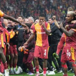 Dursun &Ouml;zbek'ten futbolculara g&ouml;r&uuml;lmemiş prim: Tam 51 milyon