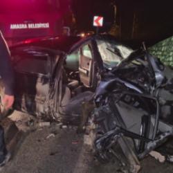 Bartın'da otomobil bariyerlere &ccedil;arptı: 4 yaralı