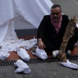  Gazze’de ölen bebeklere dikkat çekmek için kefenli eylem yaptı