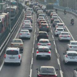 İstanbul'da deprem sonrası trafik kilitlendi! Yoğunluk yüzde 70'i aştı