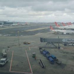 İstanbul'da hava ulaşımına r&uuml;zgar engeli! U&ccedil;aklar havada tur attı