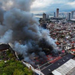 İzmir'de depo yangını! Dumanlar gökyüzünü kapladı