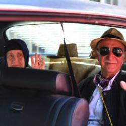 Konya Büyükşehir’den Huzurevi’ndeki büyüklerimize klasik araçlarla nostaljik sürpriz