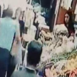 Küçükçekmece’de markette kadına yumruklu saldırı kamerada