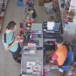 Markette şaşırtan hırsızlık! Kaşla göz arasında 800 liralık çakmağı cebe indirdi!