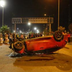 Otomobil, kaldırımda yürüyen yayalara çarptı: 3 ölü, 3 yaralı