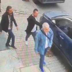 Otomobilin üzerine idrarını yapıp sahibine saldırdı