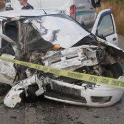 Otomobille kamyonet kafa kafaya &ccedil;arpıştı: 1 &ouml;l&uuml; 2 yaralı