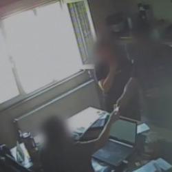 Para karşılığı rapor hazırlayan doktora g&ouml;zaltı! Olay anı kamerada