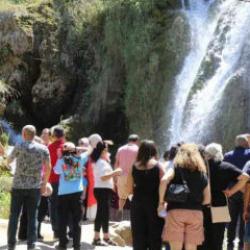 Sonbaharın b&uuml;t&uuml;n g&uuml;zellikleri burada: 40 metreden d&ouml;k&uuml;l&uuml;yor