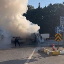 Sultanbeyli'de çarpışan araç alev topuna döndü