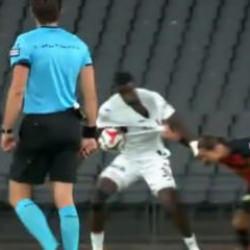 Süper Lig'de VAR rezaleti! Hem kuralı bilmiyor hem penaltı iptali için diretiyor