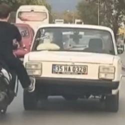 Trafikte inanılmaz olay! Tek ayağıyla sürücüyü kurtardı