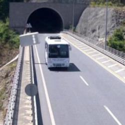 T&uuml;nelde geri manevra yapan otob&uuml;s kazaya yol a&ccedil;tı! Nedeni şoke etti