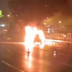 15 Temmuz Şehitler Köprüsü'nde otomobil alev alev yandı