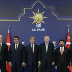 7 belediye başkanı AK Parti'ye ge&ccedil;ti: Erdoğan rozetlerini taktı