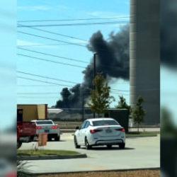 ABD'de sıcak saatler! U&ccedil;ak otoyoldaki ara&ccedil;ların &uuml;zerine d&uuml;şt&uuml;! B&ouml;lgede alarm verildi