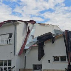 Adana'da hareketli anlar: Okul tahliye edildi, araçlar zarar gördü!