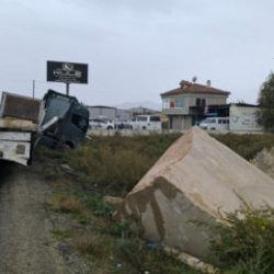 Afyonkarahisar'da mermer y&uuml;kl&uuml; tır, metrelerce kaydı