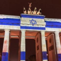 Almanya'nın İsrail sevgisi bitmiyor! Şehir merkezine İsrail bayrağı astılar