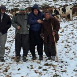 Aniden kar bastırınca mahsur kalanlar kurtarıldı