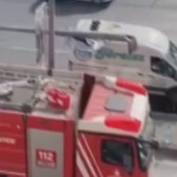 Avcılar'da minib&uuml;s&uuml;n &ccedil;arptığı elektrik direği D-100'e devrildi