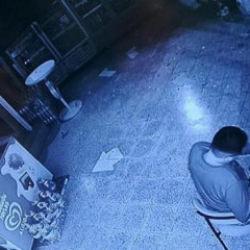 Burdur&rsquo;da marketin camını kırıp i&ccedil;eri girdi; yiyip, i&ccedil;ip gitti