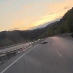 Çanakkale'de feci motor kazası kamerada! Virajı alamadı, defalarca takla attı!