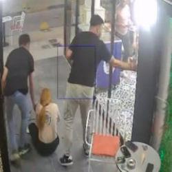 Dikkatsizliğiyle cam kapıya b&ouml;yle &ccedil;arptılar: Yere savrulduğu anlar kamerada