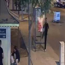 Elazığ'da bir kişi  tekmeyle otob&uuml;s durağının camını kırdı