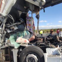 Ereğli'de 2 tır ve 1 minibüs çarpıştı: 1 ölü, 3 yaralı