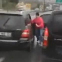 Esenyurt'ta zincirleme kazayı g&ouml;r&uuml;nt&uuml;leyen kamyon şof&ouml;r&uuml;, yoldaki kadına &ccedil;arptı