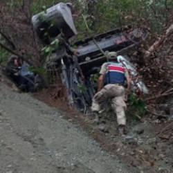 Hatay'da feci kaza: Yol açarken uçuruma yuvarlandı!