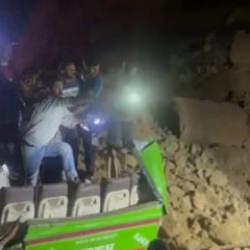 Heyelan otob&uuml;s&uuml; yuttu... Hindistan&rsquo;da toprak kayması 15 can aldı!