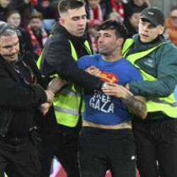 İsrail maçında sahaya giren taraftar iki kelimeyle dünyaya mesaj verdi